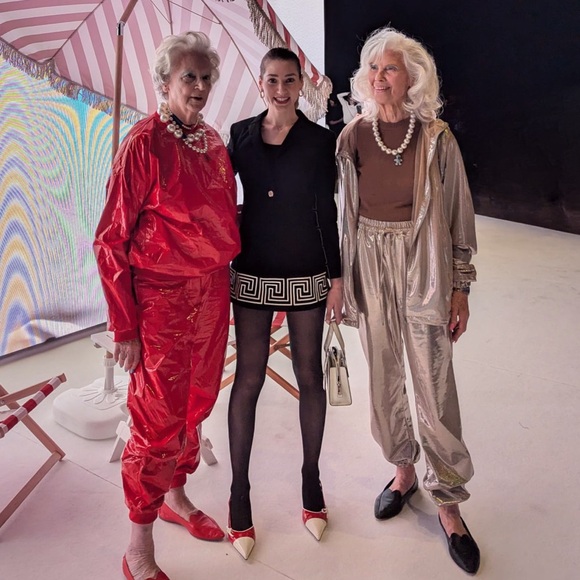 Bundle of three long sleeve bodysuits size medium beige black and white - Picture 12 of 12